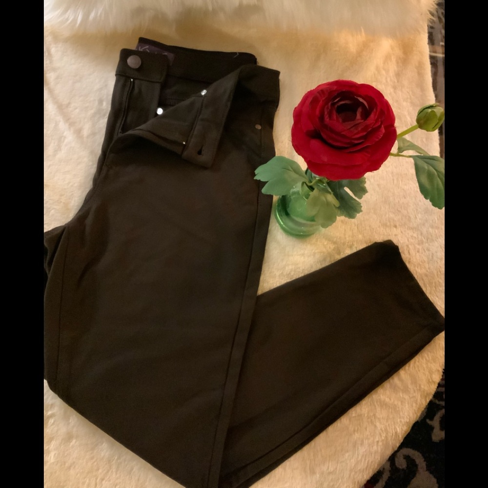 Gloria Vanderbilt - Chocolate brown straight leg pants. Sz 10